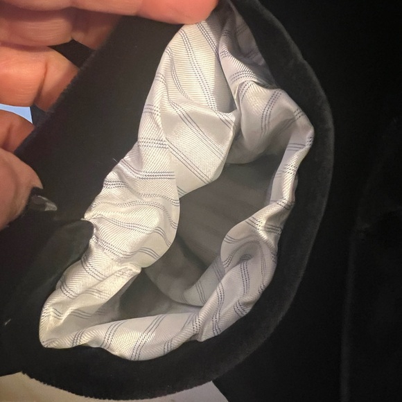 FAVOURBROOK LONDON Make An Offer Velvet Blazer. The velvet is amazingly thick. - Picture 7 of 7